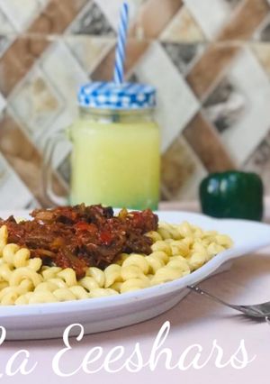 A picture of Twist macaroni and sauce.