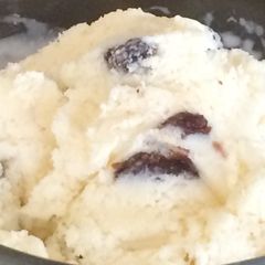 A picture of Ice Cream Malaga (Vanilla, Dry Raisins And Rum).