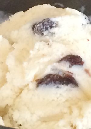 A picture of Ice Cream Malaga (Vanilla, Dry Raisins And Rum).