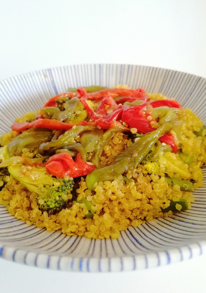 Una foto de Ensalada de quinoa con verduras