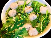 A picture of canh cải cúc nấu cá