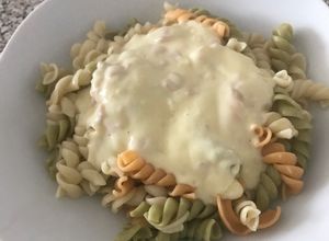 Una foto de Crespos tricolor con salsa Alfredo