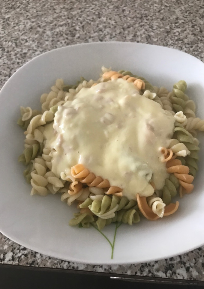Una foto de Crespos tricolor con salsa Alfredo