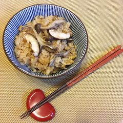 A picture of Japanese ”Kinoko Takikomi Gohan” the Rice cooked with Soy Sauce and Mushrooms.
