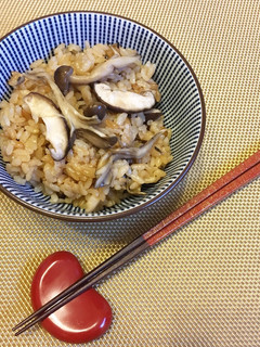 A picture of Japanese ”Kinoko Takikomi Gohan” the Rice cooked with Soy Sauce and Mushrooms.