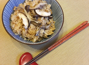 A picture of Japanese ”Kinoko Takikomi Gohan” the Rice cooked with Soy Sauce and Mushrooms.