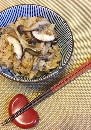 A picture of Japanese ”Kinoko Takikomi Gohan” the Rice cooked with Soy Sauce and Mushrooms.