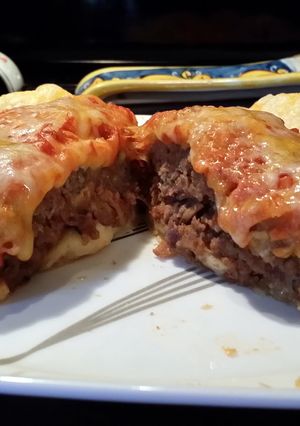 A picture of Mojo's PizzaBurger.