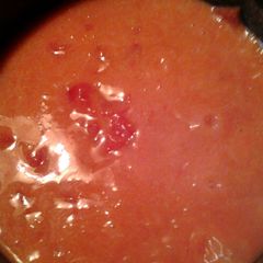 A picture of creamy tomato gravy.