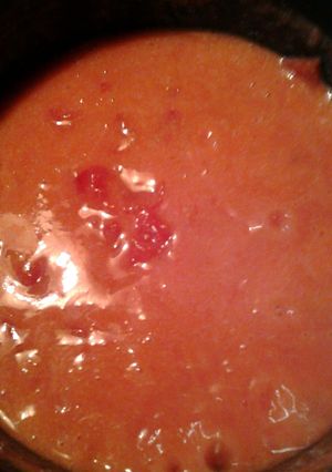 A picture of creamy tomato gravy.