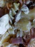 Macarrones de colores con piña y nueces