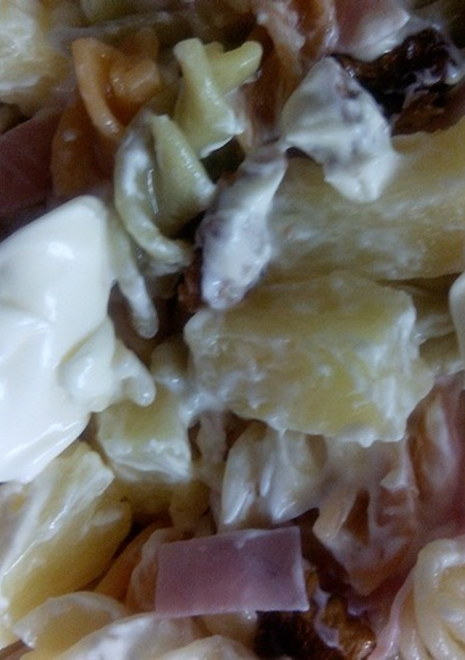 Una foto de Macarrones de colores con piña y nueces