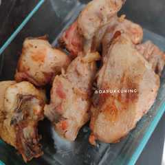 A picture of Ayam pop.