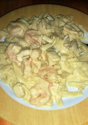 A picture of Chicken and shrimp Alfredo.