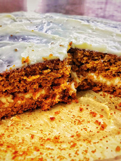 Una foto de Bizcocho de zanahoria y canela con frosting de queso