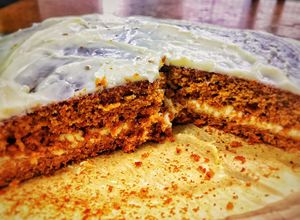 Foto principal de Bizcocho de zanahoria y canela con frosting de queso
