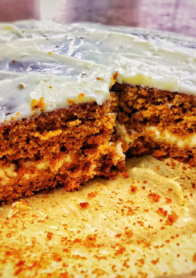 Una foto de Bizcocho de zanahoria y canela con frosting de queso