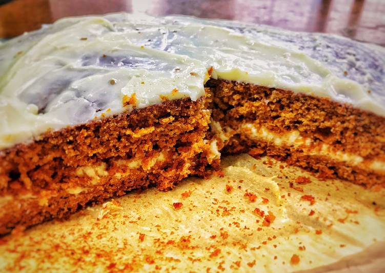 Bizcocho de zanahoria y canela con frosting de queso