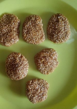 तिल गुड़ चिक्की (til gur chikki recipe in Hindi) रेसिपी मुख्य फोटो