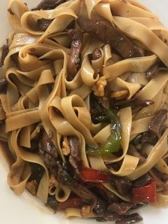 Una foto de Tallarines con setas, verduras y salsa de soja