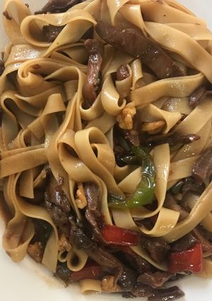 Una foto de Tallarines con setas, verduras y salsa de soja
