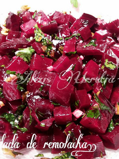 Una foto de Ensalada de remolacha, con cebolleta tiernas y ajos