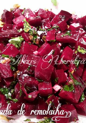 Una foto de Ensalada de remolacha, con cebolleta tiernas y ajos
