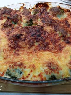 Una foto de Brócoli gratinado con bacon y piñones