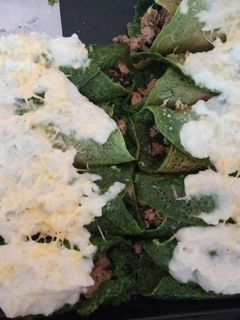 Una foto de Canelones de espinaca relleno molida de pollo con salsa blanca