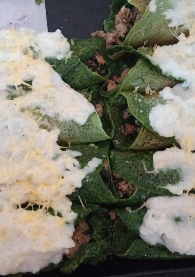 Una foto de Canelones de espinaca relleno molida de pollo con salsa blanca