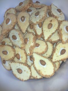صورة لوصفة حلوة باللوز بنينة