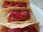 Una foto de chile habanero con cebolla morada