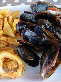 Una foto de Mejillones al vapor con calamares y patatas fritas