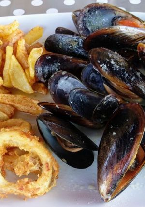 Foto principal de Mejillones al vapor con calamares y patatas fritas
