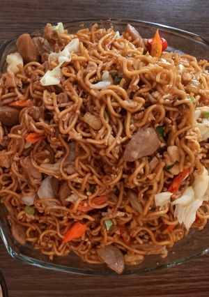 Foto resep Mie goreng ayam baso pedas manis