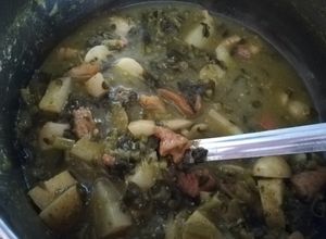 Una foto de Chicharrón cascarita con verdolagas en salsa verde