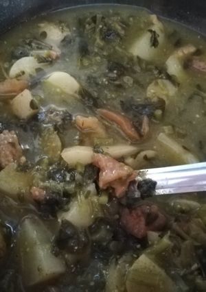 Una foto de Chicharrón cascarita con verdolagas en salsa verde