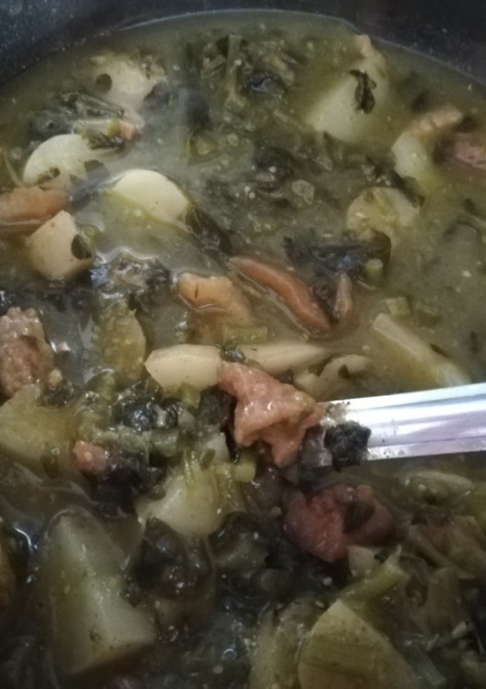 Una foto de Chicharrón cascarita con verdolagas en salsa verde