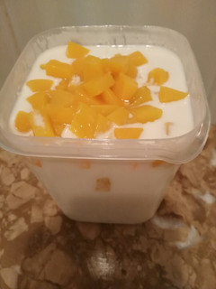Una foto de Yogur casero con fruta de melocotón