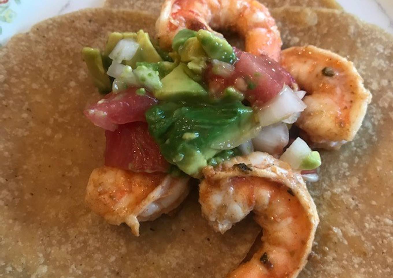 Tacos de camarones marinados