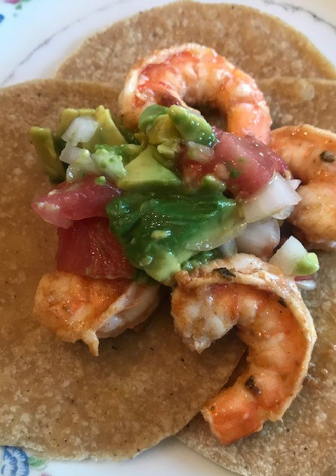 Una foto de Tacos de camarones marinados