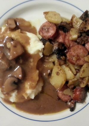 A picture of taisen's polish kielbasa w/onion and mushroom.