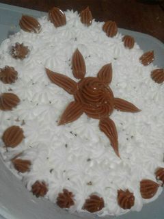 Una foto de Torta rápida de manjar y crema