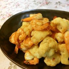 A picture of Curry Flavored Stir-fried Prawn and Cauliflower.