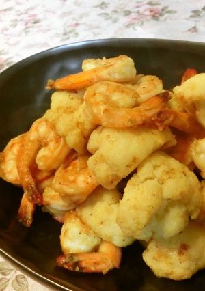 A picture of Curry Flavored Stir-fried Prawn and Cauliflower.