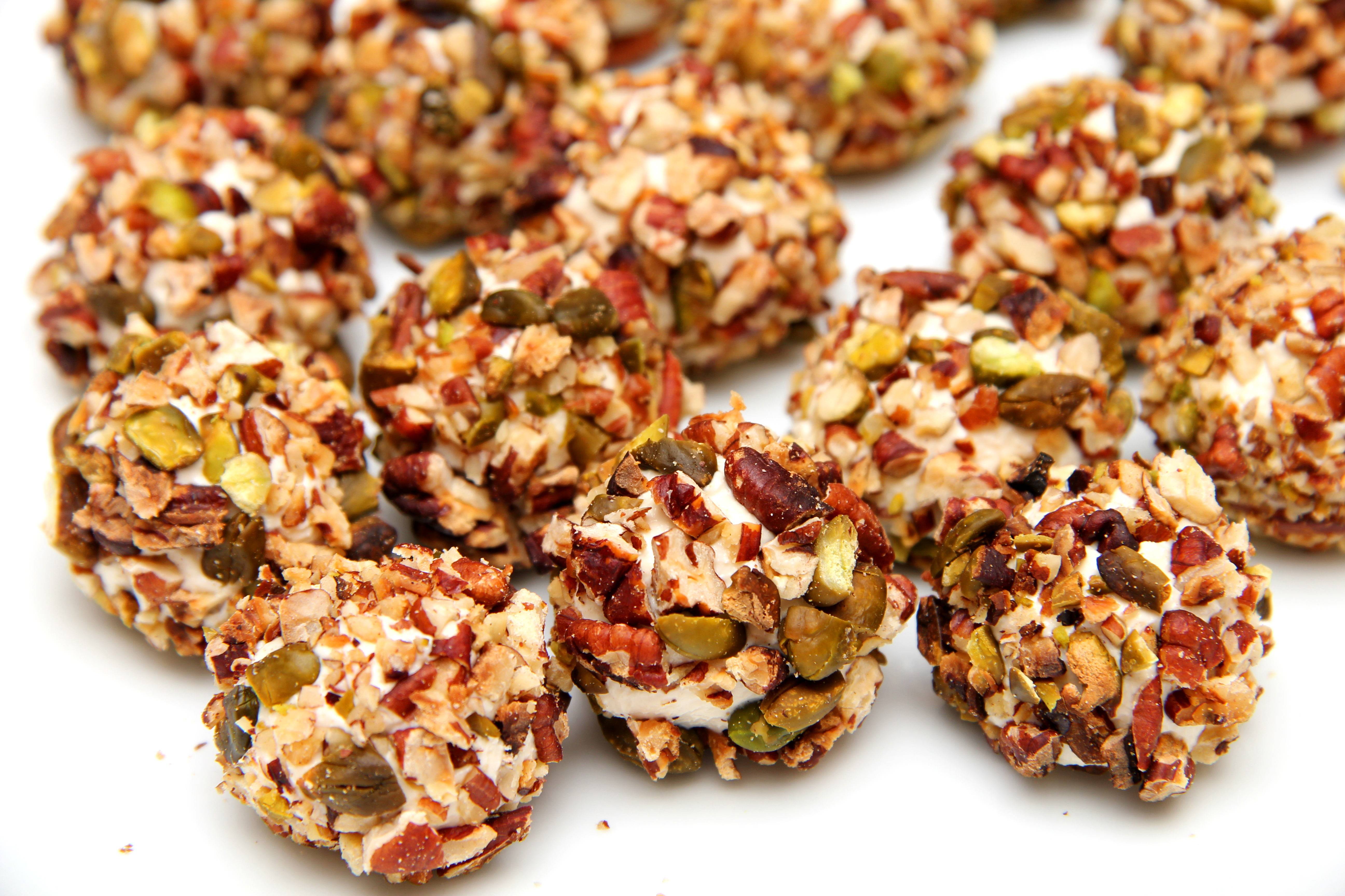 Kecskesajtos-pekándiós snackgolyó recept recept fotó