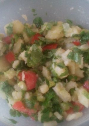 Una foto de Ensalada fácil de papa, tomate y apio