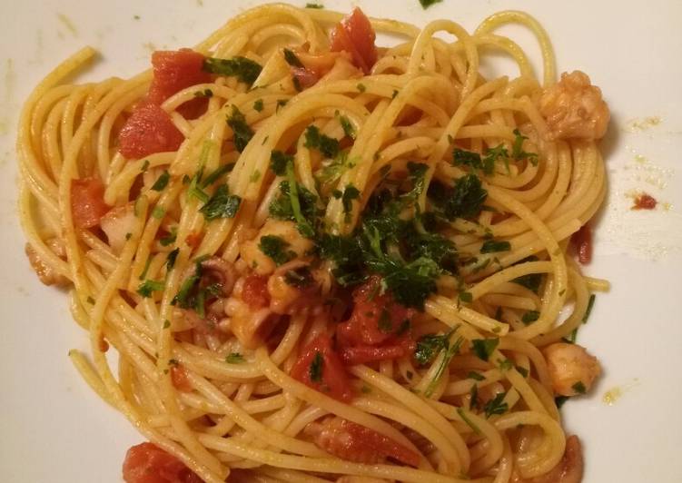 Spaghetti with octopus and fresh tomato sauce