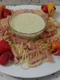Espaguetis con crema de roquefort y jamón asado con mini pimientos y tomates asados