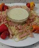 Espaguetis con crema de roquefort y jamón asado con mini pimientos y tomates asados